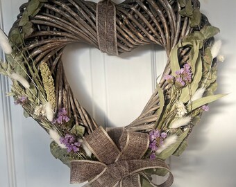 Couronne faite main en osier extra épais gris en forme de coeur de 40 cm avec de superbes vraies fleurs séchées et un magnifique noeud. Couronne à l'intérieur.