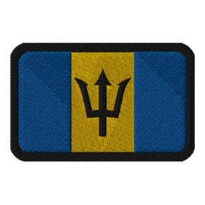 Könnte beinhalten: Ein schwarzer gestickter Aufnäher mit der Flagge von Barbados. Die Flagge zeigt ein blaues und goldenes Tricolor-Design mit einem schwarzen Dreizack in der Mitte.