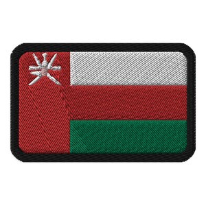 Pode incluir: Patch bordado com a bandeira de Omã. O design inclui um campo vermelho com uma faixa branca, uma faixa vermelha e uma faixa verde. Um emblema branco está no canto superior esquerdo. O patch tem uma borda preta.