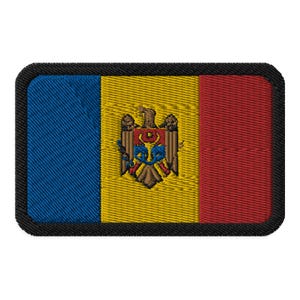 Könnte beinhalten: Gestickter Aufnäher der moldauischen Flagge. Die Flagge ist blau, gelb und rot mit dem moldauischen Wappen in der Mitte.