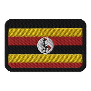 Könnte beinhalten: Ein schwarzer gestickter Aufnäher mit der Flagge von Uganda. Die Flagge zeigt ein horizontales Streifenmuster in Gelb, Rot, Schwarz und Gelb mit einem schwarzen Kranich in einem weißen Kreis in der Mitte.