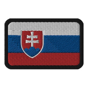 Pode incluir: Etiqueta bordada com a bandeira da Eslováquia. A bandeira é branca, azul e vermelha com o brasão de armas eslovaco no centro.