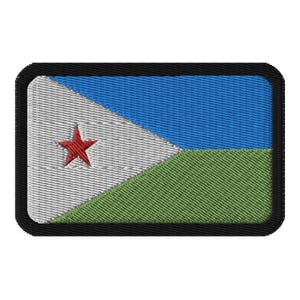 Puede incluir: Un parche rectangular bordado con un diseño de bandera azul, blanca y verde. La bandera tiene una estrella roja en la sección blanca. El parche tiene un borde negro.
