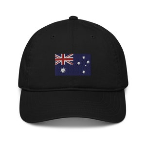 Puede incluir: Gorra de béisbol negra con una bandera australiana bordada. El diseño de la bandera incluye la Union Jack, estrellas y la constelación de la Cruz del Sur. La gorra tiene una visera curva y un ajuste estructurado.