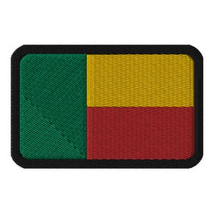 Può includere: Una toppa rettangolare ricamata con la bandiera del Benin. La bandiera è verde, gialla e rossa con un bordo nero.