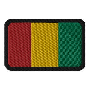 Puede incluir: Un parche bordado que representa la bandera de Guinea. El parche es rojo, amarillo y verde con un borde negro.