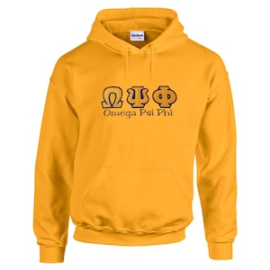 Peut inclure: Un sweat à capuche doré avec les lettres grecques Omega Psi Phi en violet et bleu sur le devant. Les lettres sont centrées sur la poitrine et les mots "Omega Psi Phi" sont écrits sous les lettres.
