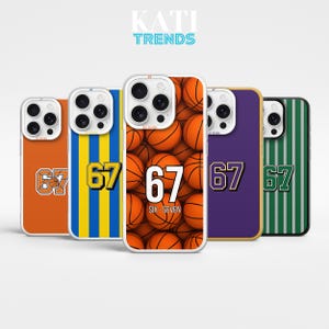 Könnte beinhalten: Eine Auswahl an Handyhüllen mit verschiedenen Designs. Die Hüllen zeigen die Nummer "67" in verschiedenen Stilen und Farben, darunter Orange, blau-gelbe Streifen, Basketbälle, Lila und grüne Streifen. Der Text "KATI TRENDS" befindet sich oben.