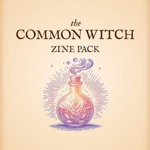 Pode incluir: Ilustração de um frasco de poção com uma rolha, emitindo fumo roxo. O frasco contém um desenho de planta rosa e roxa. O texto "the COMMON WITCH ZINE PACK" está acima do frasco, em castanho, fonte serifada. O fundo é bege claro.