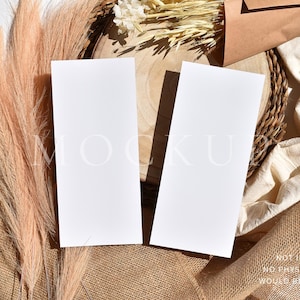 Menu de 2 lados ou programa 4x9 Mockup - Dois cartões 4x9 Mockup - PSD Photoshop Smart Object Easy Canva - Minimalista Boho Bege Mock-up de madeira
