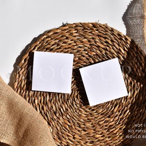 Dos tarjetas cuadradas de 2,5 x 2,5, placa de madera, maqueta de 2 tarjetas de presentación cuadradas de madera, Canva Photoshop PSD, maqueta de 2 tarjetas de presentación cuadradas de seda