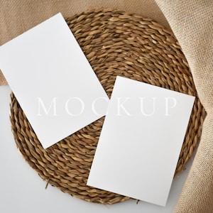 Duas páginas de convites de papel 5x7 dispostas em maquete de círculo rústico - Maquete de convites de casamento de dois cartões 5x7 - PSD Photoshop Smart Object, Canva