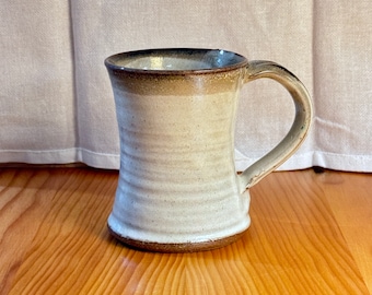 Taza de café de gres hecha a mano con crema natural y glaseado marrón terroso / LISTO PARA ENVIAR