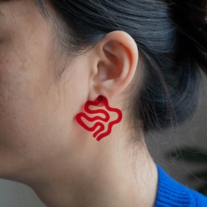 モダンな赤いイヤリング。芸術的なダングルイヤリング。女性のための軽量ジュエリー。アクリルギフト。手作りアート。