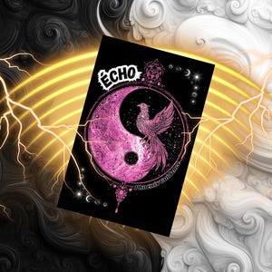 Puede incluir: Un diseño rectangular negro con un símbolo yin-yang rosa y una ilustración de fénix. La palabra "ECHO" está en la parte superior, con "Phoenix combines" debajo. El fondo tiene un diseño arremolinado en blanco y negro con rayos amarillos.