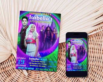 Op de afbeelding: Een paarse en groene uitnodiging voor een Zombies-feest voor Isabella's 10e verjaardag. De uitnodiging bevat een foto van de cast uit de Disney Channel-film Zombies. De uitnodiging bevat de datum, tijd en locatie van het feest. RSVP naar Mama op 752.555.222.