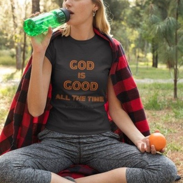 GOD IS GOOD. T-Shirt confortable con diseño original. Regalo para todos en la familia. Mensaje positivo. Unisex Softstyle T-Shirt