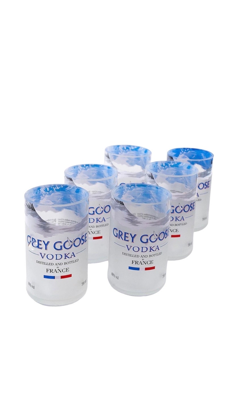 Pu&ograve; includere: Sei bicchieri da shot in vetro trasparente con un design marmoreo blu e bianco. Ogni bicchiere presenta il logo della vodka Grey Goose e il testo: "Grey Goose Vodka", "Distillata e imbottigliata in Francia", e "40% vol".