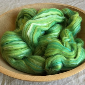 4 oz Merino wool/Silk (70/30) Swirlywhirly combed top Virgo green yellow