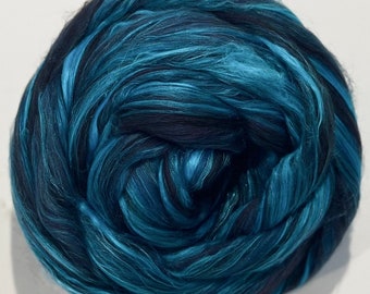 THE LUMINOUS LAGOON 4 oz Superfine Merino/Mulbery Silk combed top silky turquoise blue luxury blend