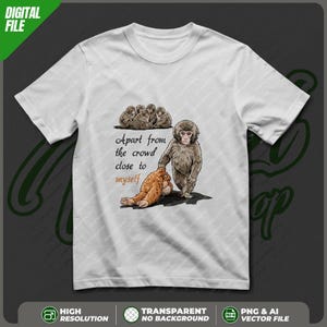 Puede incluir: Camiseta blanca con un diseño de monos. Un mono de pie con otro tumbado, con el texto "Apart from the crowd close to myself". La camiseta tiene cuello redondo y mangas cortas.