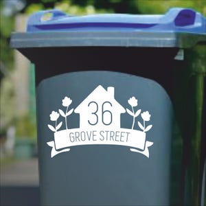 Könnte beinhalten: Ein weißer Vinyl-Aufkleber mit einem Hausdesign, der Nummer 36 und dem Text "Grove Street" auf einem blauen Recyclingbehälter.