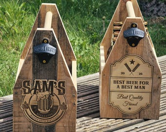 Può includere: Due portabottiglie di birra in legno con apribottiglie integrati. Uno è inciso con "SAM'S" e "HAPPY 50TH BIRTHDAY". L'altro recita "BEST BEER FOR A BEST MAN" e "Best Quality Friend". Entrambi hanno un manico.