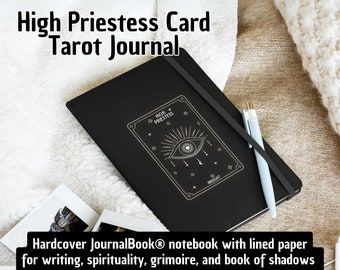 Può includere: Diario con copertina rigida nera con il design della carta dei tarocchi della Somma Sacerdotessa. Il diario ha carta rigata ed è intitolato "High Priestess Card Tarot Journal".