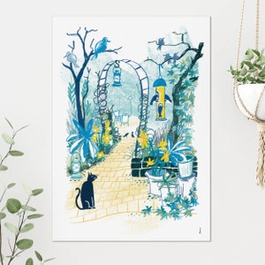Op de afbeelding: Een grillige illustratie van een tuinpad dat naar een boog leidt met een vogelvoederhuisje en een zwarte kat die op het pad zit. De tuin is gevuld met weelderig groen, gele bloemen en blauwe vogels.