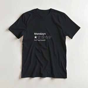 Puede incluir: Una camiseta negra de manga corta con texto blanco que dice "Mondays" sobre un gráfico de calificación de cinco estrellas con solo una estrella rellena. Debajo de las estrellas, el texto dice "Would sue if possible." El diseño está centrado.