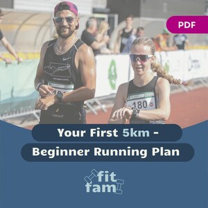 Pode incluir: Um gráfico azul e branco com o texto "Your First 5km - Beginner Running Plan" e o logotipo "fit fam" com um ícone de halteres. O gráfico é sobreposto a uma foto de duas pessoas correndo em uma corrida.