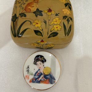 Vintage hand painted laquered paper mache box