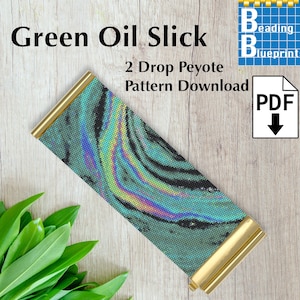 Puede incluir: Un brazalete de cuentas con un patrón de mancha de aceite verde, azul y negro. El brazalete está hecho con punto de peyote de 2 gotas y está disponible para descargar en PDF. El texto "Green Oil Slick" y "2 Drop Peyote Pattern Download" es visible en la imagen.