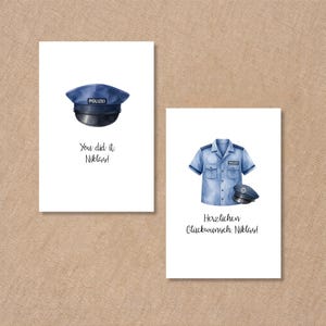 Könnte beinhalten: Zwei weiße, rechteckige Grußkarten mit Aquarellillustrationen. Die erste Karte zeigt eine blaue Polizeimütze und den Text 'You did it, Niklas!'. Die zweite Karte zeigt ein hellblaues Polizeihemd, eine Mütze und den Text 'Herzlichen Glückwunsch, Niklas!'.