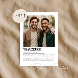 Könnte beinhalten: Ein digitaler Druck mit zwei lächelnden Männern, einer in einem beigen Blazer und der andere in einem grünen Hemd. Der Druck enthält das deutsche Wort "TRAUZEUGE" und Text auf Deutsch. Der Hintergrund ist beige.