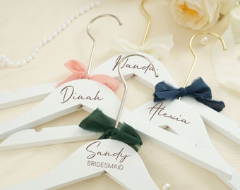 Brautjungfern-Kleiderbügel, individueller Namens-Gravur-Holz-Kleiderbügel, personalisierte Kleiderbügel für Hochzeitskleid, Braut-Kleiderbügel, Namens-Kleiderbügel, Hochzeits-Kleiderbügel, Braut