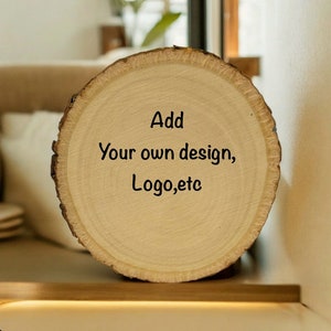 Op de afbeelding: Een close-up van een ronde houten schijf met de tekst "Add Your own design, Logo, etc" erop.