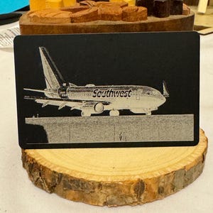 Metall gravierte Airport Approach Chart Geschenk Flugkoordinaten Frequenz Luftfahrt Pilot Lieblingsflughafen Diagramm Flugzeug Laser gravierte Geschenk