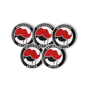 Könnte beinhalten: Fünf runde schwarze und weiße Knöpfe mit der Aufschrift "Antisenoro Aktion". Jeder Knopf zeigt eine rote und schwarze  Mustasche.