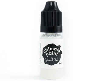 Puede incluir: Una pequeña botella transparente con tapa negra que contiene pintura blanca. La botella tiene una etiqueta en blanco y negro que dice "ultimate paint" y "Colourful Soul" con una indicación de tamaño de 9 ml.
