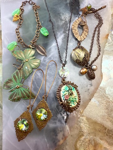 Vintaj 4 Piece Jewelry Set- One Of A Kind - Artisan Brass Filigree - 2 Necklaces 1 Earrings 1 Bracelet Swarovski - REF BTS70
