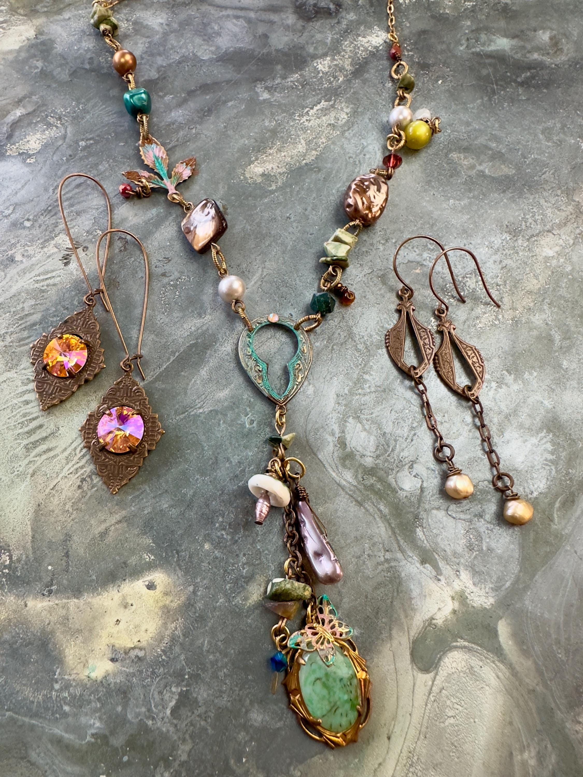 Vintaj 3 Piece Jewelry Set- One Of A Kind - Artisan Brass Filigree - 1 Necklaces 2 Earrings Swarovski Crystal - REF BTS50