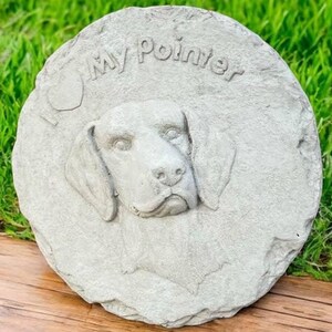 Peut inclure: Un mémorial en pierre grise avec un cœur et le texte "My Pointer" et une image sculptée d'une tête de chien.