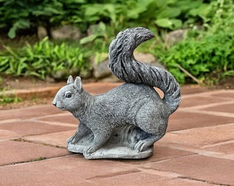 Estatua de ardilla de hormigón para porche / Estatua de animal de jardín de 28 cm / Decoración de jardín / Escultura para exteriores