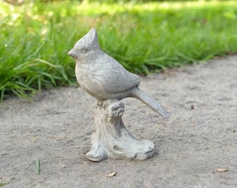 Estatua pequeña de cardenal de hormigón en rama / Figura de cardenal de piedra para jardín (18 cm) / Decoración de jardín / Escultura para exteriores