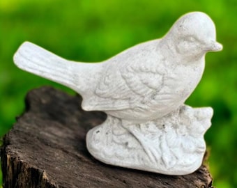 Small robin bird | Concrete robin statue 7" | Bird home decor | Porch bird figurine | Robin figure | Garden Decorations | Outdoor Sculpture