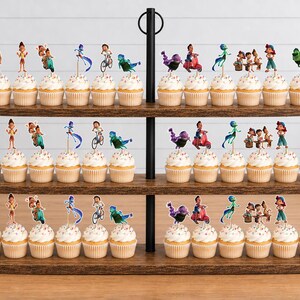 Puede incluir: Un soporte de madera para cupcakes de tres niveles con treinta y seis cupcakes, cada uno decorado con un peque&ntilde;o recorte de papel que muestra varios personajes animados de la pel&iacute;cula Luca, incluyendo figuras en bicicleta, en scooter y como monstruos marinos.