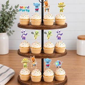 Puede incluir: Un soporte de madera para cupcakes de tres niveles con doce cupcakes cubiertos de glaseado blanco, chispas de colores y recortes de papel de personajes de Word Party, incluyendo un elefante azul, un canguro, un leopardo, un panda y una tortuga.