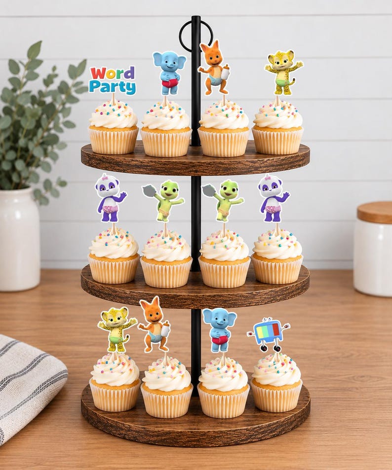 Puede incluir: Un soporte de madera para cupcakes de tres niveles con doce cupcakes cubiertos de glaseado blanco, chispas de colores y recortes de papel de personajes de Word Party, incluyendo un elefante azul, un canguro, un leopardo, un panda y una tortuga.