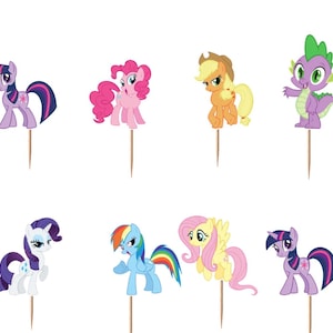 Op de afbeelding: Een set My Little Pony cupcake toppers met diverse personages zoals Twilight Sparkle, Pinkie Pie, Applejack, Spike, Rarity, Rainbow Dash en Fluttershy, elk bevestigd aan een houten prikker, inclusief het My Little Pony logo.